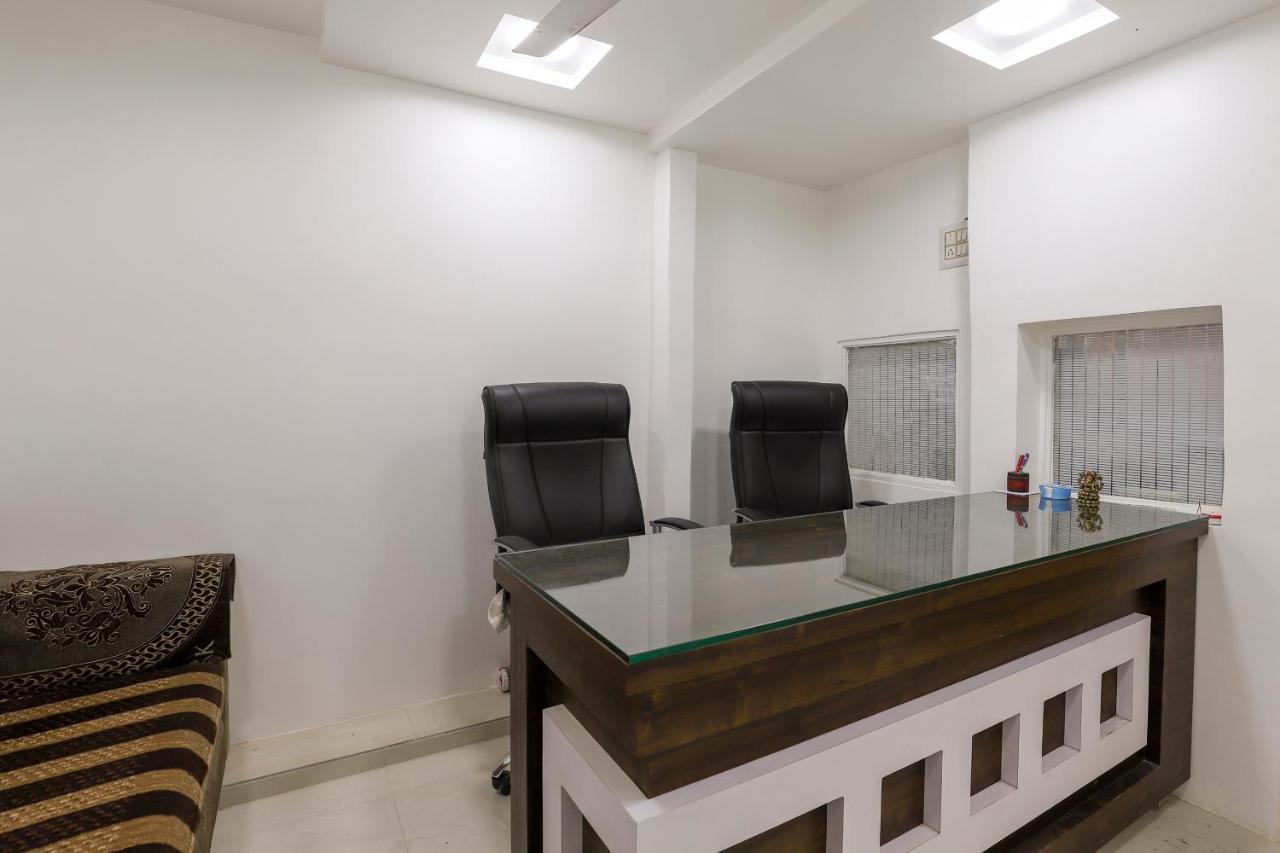 Spot On 64818 Hotel Minal Jamnagar Bagian luar foto